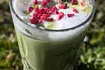 Spokój Cafe: matcha z syropem malinowym