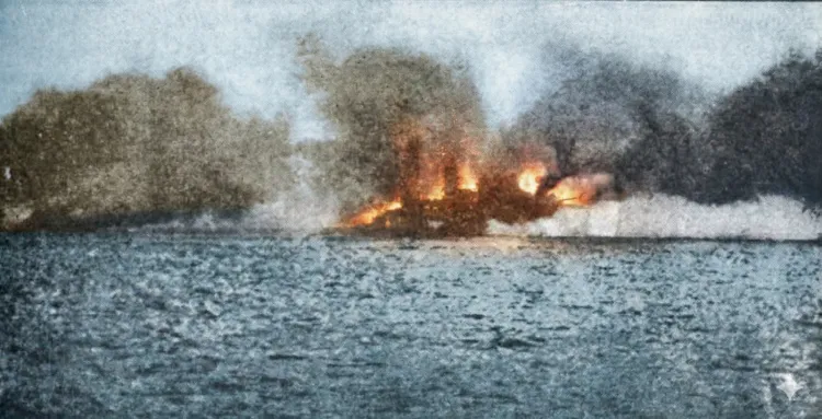Fotografia eksplodującego HMS Queen Mary