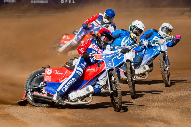 Jacob Thorssell (kask czerwony), Timo Lahti (kask niebieski) wygrywając w Krakowie ostatni bieg 5:1 uratowali dla Wybrzeża meczowy remis