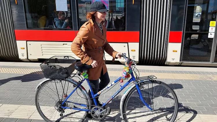 Z rowerem wejdziemy do autobusu lub tramwaju tylko wtedy, gdy miejsce na jego przewóz nie zostało wcześniej zajęte. Zdjęcie ilustracyjne, nie ma związku z opisaną historią czytelniczki.