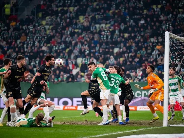Lechia Gdańsk nigdy wcześniej w jednym sezonie w ekstraklasie nie straciła 60 goli. Po ostatnim meczu najwięcej zastrzeżeń było do: obrońcy Mateja Rodina (nr 80) i bramkarza Aleksa Paulsena, ale John Carver uważa, że to "kolektywny problem".