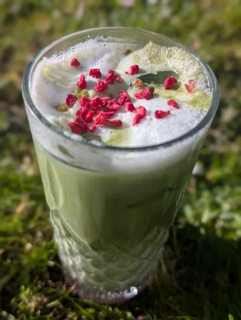 Spokój Cafe: matcha z syropem malinowym