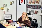 Sylwia Błach podpisuje książki podczas jednych z targów książki. 