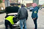 Policjanci wspólnie z funkcjonariuszami KAS przeprowadzili kontrole taksówkarzy stojących pod Dworcem Głównym w Gdańsku.