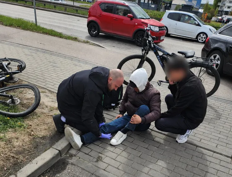 Policjanci opatrzyli rannego rowerzystę i zaczekali z nim na przyjazd karetki pogotowia.