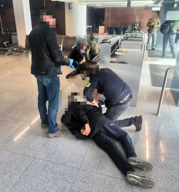 Mężczyźni zostali zatrzymani na lotnisku, kiedy czekali na samolot do Szwecji.  