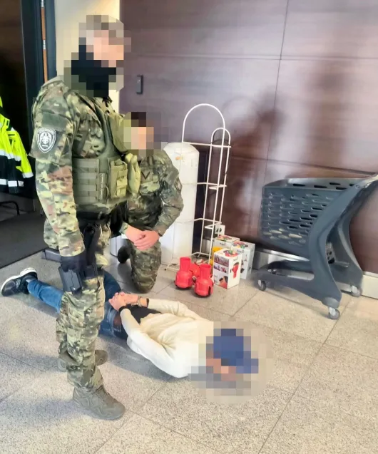 Mężczyźni zostali zatrzymani na lotnisku, kiedy czekali na samolot do Szwecji.  
