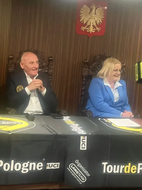 Czesław Lang, dyrektor Tour de Pologne i  Agnieszka Baranowska, członek zarządu województwa pomorskiego podpisali umowę na organizację 1. etapu wyścigu, który rozegrany zostanie już po raz 83. 