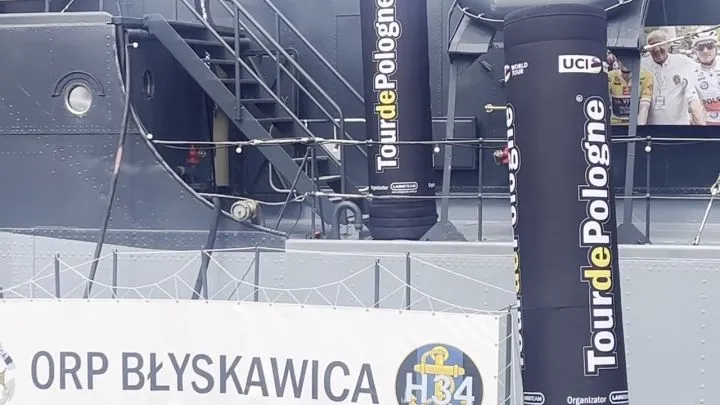 ORP "Błyskawica" już w barwach Tour de Pologne. Przedsmak tego co czeka nas w Gdyni w 2 i 3 sierpnia. 