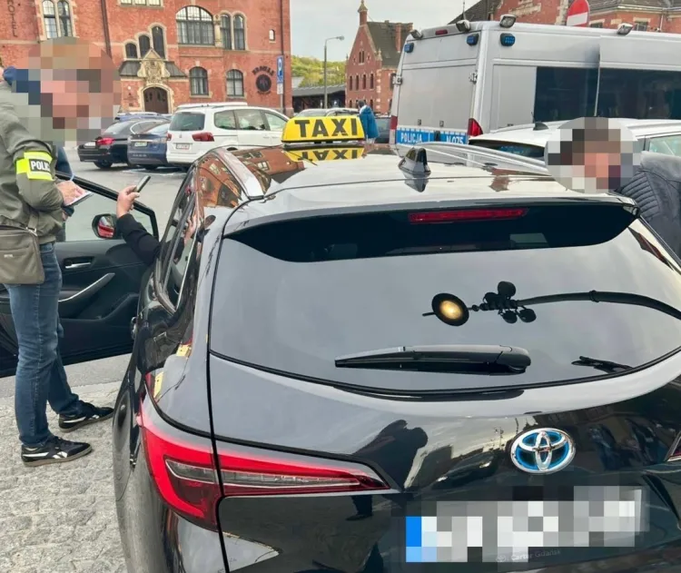 Policjanci wspólnie z funkcjonariuszami KAS przeprowadzili kontrole taksówkarzy stojących pod Dworcem Głównym w Gdańsku.
