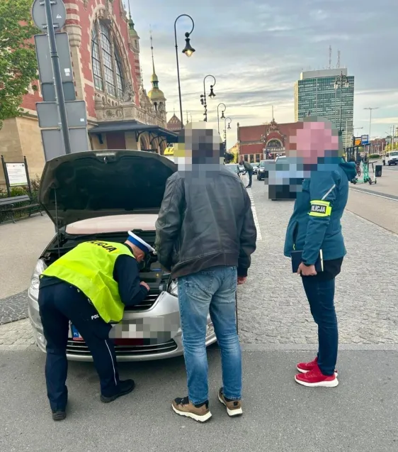 Policjanci wspólnie z funkcjonariuszami KAS przeprowadzili kontrole taksówkarzy stojących pod Dworcem Głównym w Gdańsku.