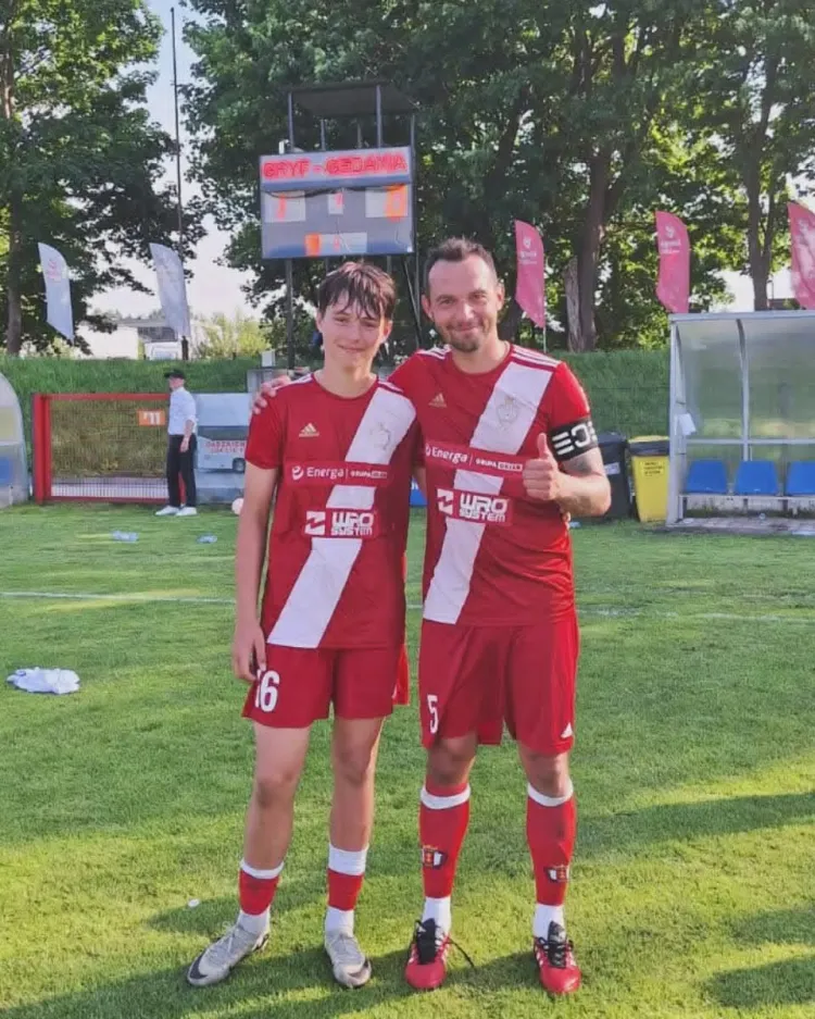 Krzysztof Bąk z synem Mateuszem po pierwszym wspólnym meczu w barwach Gedanii w Słupsku.