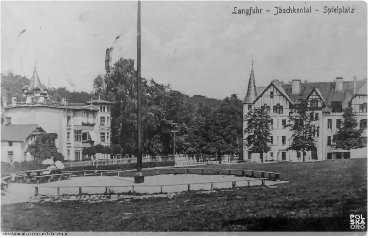 Archiwalne fotografie Festynowej Łąki, odnalezione podczas kwerendy źródłowej prowadzonej na potrzeby projektu remontu elewacji.
