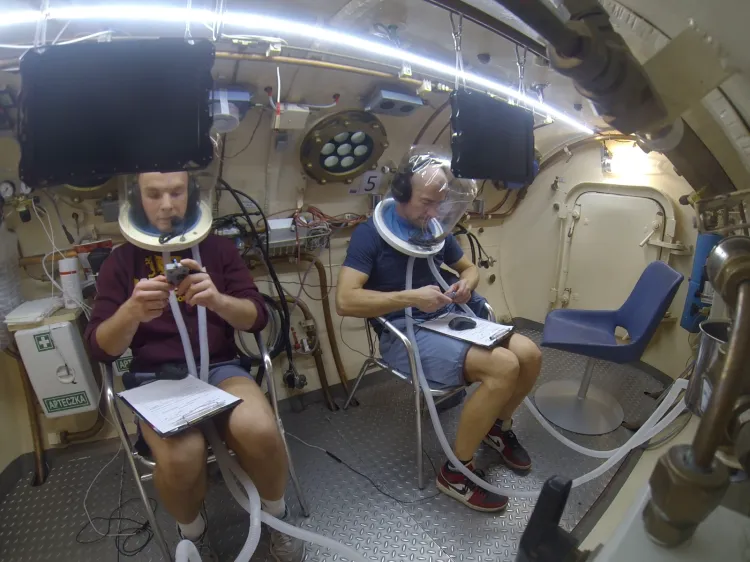Międzynarodowy zespół ekspertów, któremu przewodniczy prof. Jacek Kot z Gdańska, opracuje nowe standardy bezpieczeństwa astronautów podczas spacerów kosmicznych i misji na Księżyc.