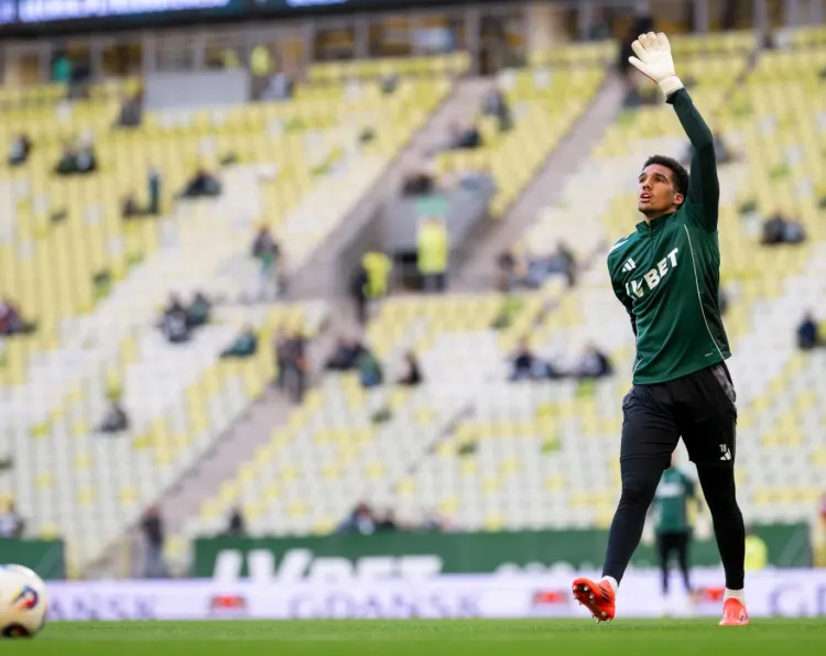 Alex Paulsen już w roli uczestnika mundialu zagra przeciwko Legii Warszawa, Lechię Gdańsk wspierać będzie w tym meczu ponad 32 tysięce kibiców, a piłkarze gospodarzy nową murawę będą mogli sprawdzić już w przededniu spotkania.