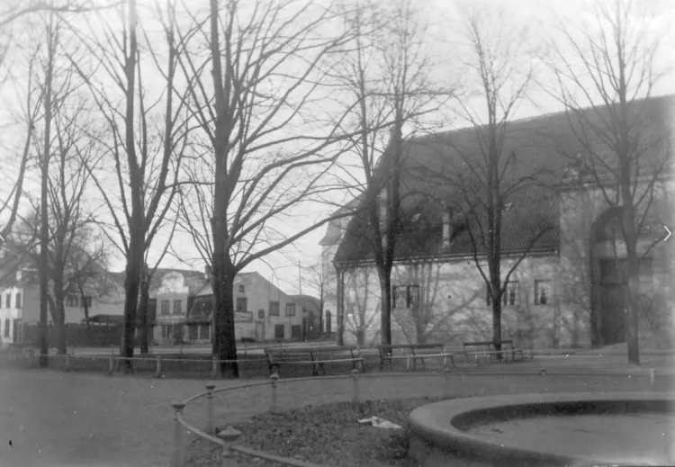 Fragment Placu Wałowego. Widoczna niecka fontanny i dalej Mała Zbrojownia. Rok 1926.