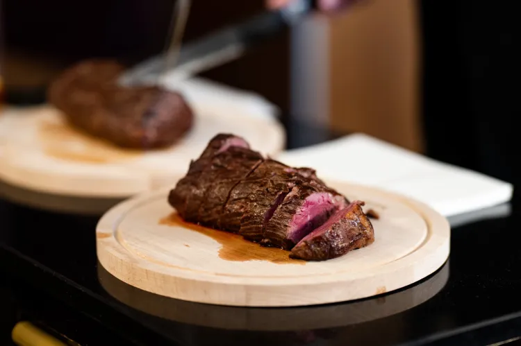 Po latach dominacji trendów roślinnych i poszukiwania alternatyw dla produktów zwierzęcych, branża gastronomiczna stawia na szczerość i powrót do korzeni.