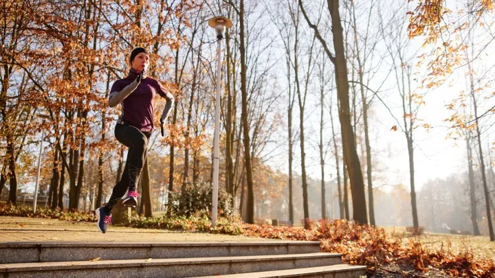 Tower running, czyli bieganie po schodach, zyskuje coraz większą popularność. Trening na schodach pozwala poprawić wydolność, siłę nóg i kondycję, a w Trójmieście nie brakuje miejsc do takich wyzwań.