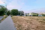 Po prawej sklep Biedronka, do którego zjazd stanowi granicę pomiędzy formą realizacji trasy rowerowej wzdłuż ul. Gdańskiej.
