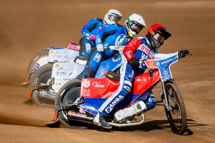 Jacob Thorssell (kask czerwony) był liderem Wybrzeża w spotkaniu z Trans MF Landshut Devils