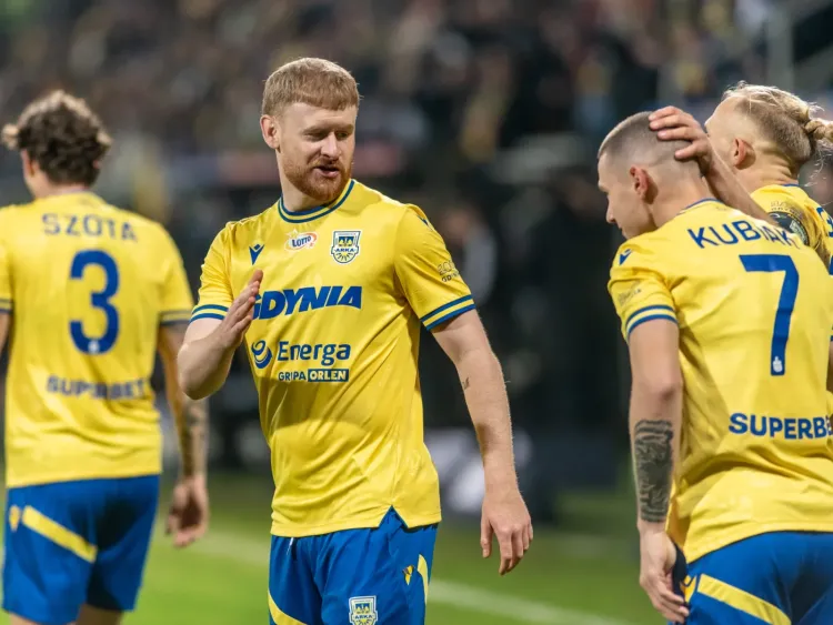 To koniec przy ul. Olimpijskiej Arki Gdynia w tym składzie. Z drużyną może pożegnać się aż 14 piłkarzy, którym kończą się kontrakty, ale również ci co mają je dłuższe, jak na przykład Sebastian Kerk i Oskar Kubiak, mogą odejść po sezonie. 