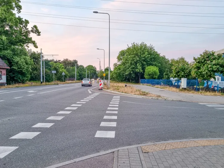 Skrzyżowanie ul. Gdańskiej z Uczniowską (po prawej). Istniejący przejazd zostanie przebudowany tak, aby łączył się z chodnikiem, na którym zostanie dopuszczony ruch rowerowy.