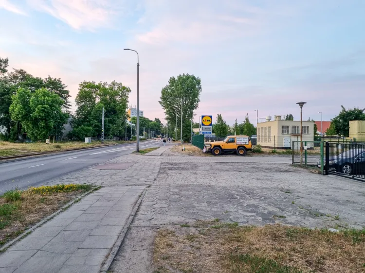 Odcinek, na którym powstanie wydzielona droga rowerowa usytuowana równolegle do chodnika.