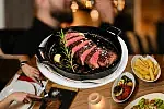 Delmonico Steakhouse to adres, który w Trójmieście od lat funkcjonuje jak punkt odniesienia dla mięsnych perfekcjonistów.
