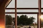 Wśród aktualnych trendów przeważają inspiracje stylem skandynawskim. Dużym zainteresowaniem cieszą się minimalistyczne i ponadczasowe rozwiązania oraz materiały oparte na wysokiej jakości.