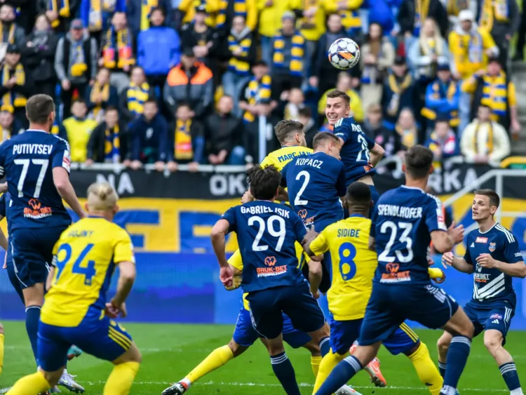 Jeśli Arka Gdynia wygra dwa ostatnie mecze utrzyma się w PKO BP Ekstraklasie bez oglądania się na innych, ale już porażka w meczu z Bruk-Betem Termaliką Nieciecza oznaczać będzie degradację. 