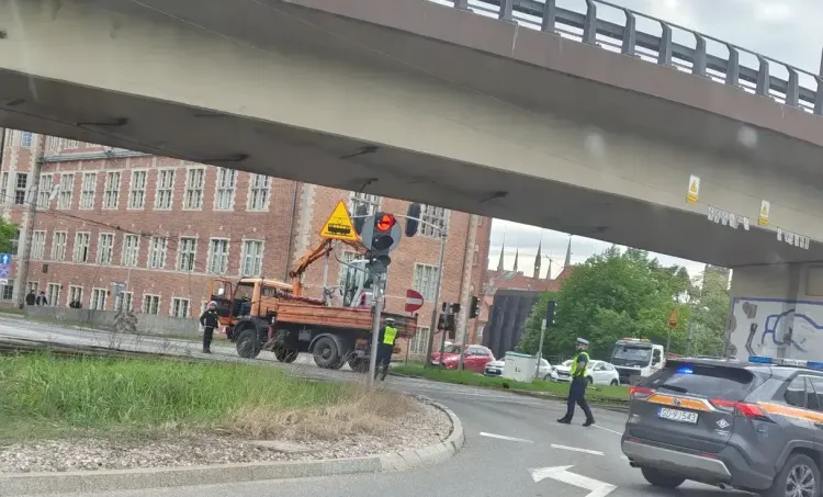 Ciężarówka, która zerwała trakcję, sparaliżowała ruch tramwajowy w centrum Gdańska na wiele godzin. Sprawca nie uniknie poniesienia kosztów usunięcia awarii.