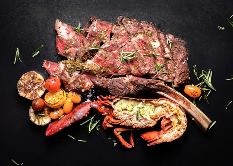 True to restauracja łącząca na jednym talerzu dwa całkowicie odmienne, lecz równie smakowite produkty - krwiste steki i orzeźwiające owoce morza.