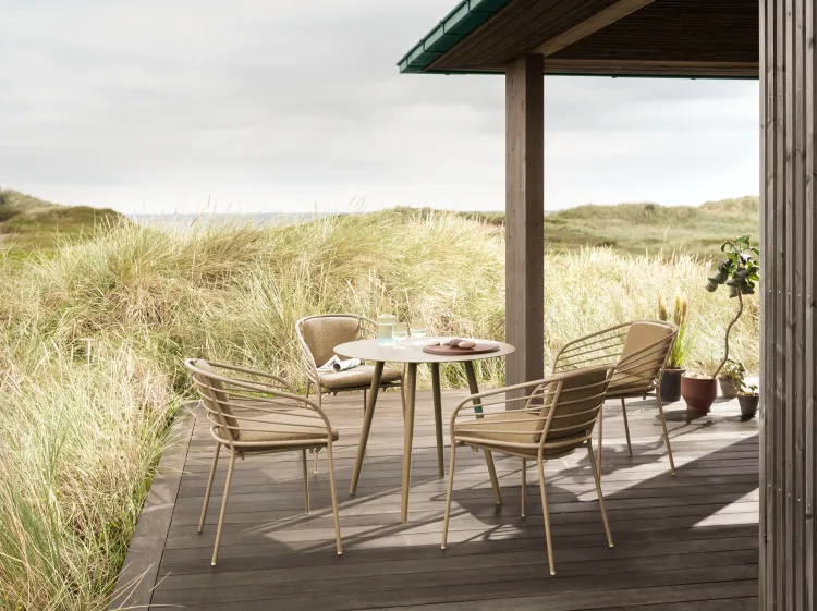 Wśród aktualnych trendów przeważają inspiracje stylem skandynawskim. Dużym zainteresowaniem cieszą się minimalistyczne i ponadczasowe rozwiązania oraz materiały oparte na wysokiej jakości.