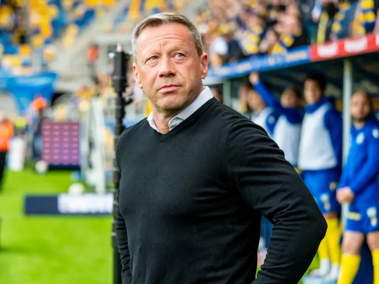 Dariusz Banasik, mimo degradacji Arki Gdynia do 1. Ligi, chciałby nadal pracować w klubie. 