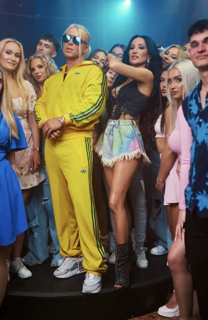 "Mamacita" to nowy utwór Justyny Steczkowskiej i Skolima. Teledysk powstał w klubie Grey w Gdańsku.

