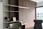 W pracowni powstają meble do domów, restauracji, klinik i apartamentów. Firma realizuje projekty zarówno dla klientów prywatnych, jak i komercyjnych.