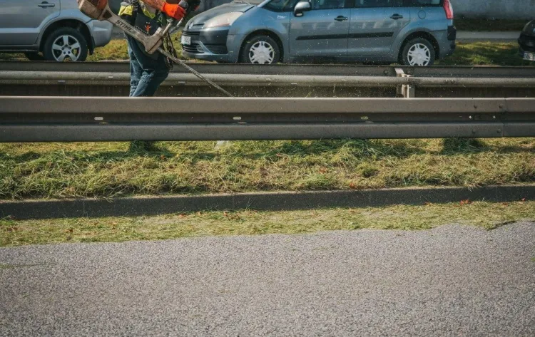 Już od kilku dni koszone są okolice głównych miejskich arterii.