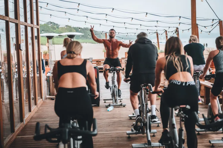 Potrzebujemy poczucia przynależności i szukamy nietypowych aktywności. Na zdjęciu: techno spinning na plaży w Jelitkowie.