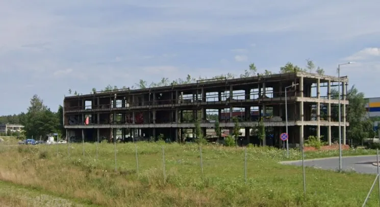 Ruiny nieukończonego budynku, widoczne z trasy S6.