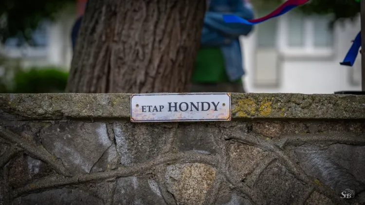 Tour de Mur to coroczna impreza miłośników gry w kapsle.