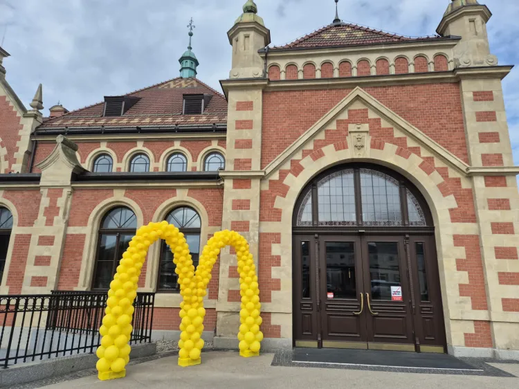 1 czerwca, po ponad 6 latach przerwy, otwarto Mc Donald'sa na Dworcu Głównym w Gdańsku.
