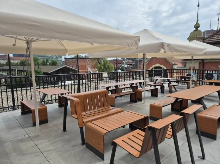 Restauracja zyskała taras.