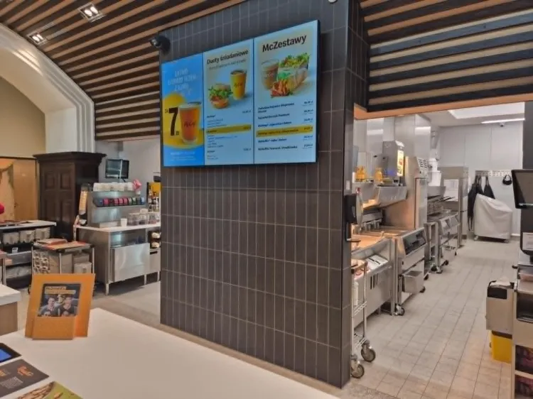 1 czerwca, po ponad 6 latach przerwy, otwarto Mc Donald'sa na Dworcu Głównym w Gdańsku.