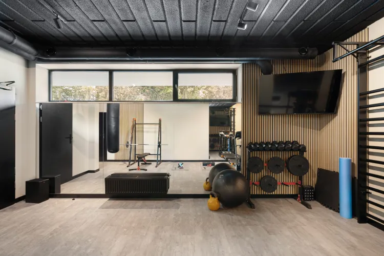 Wyposażona sala do treningu kardio, fitness i siłowego dostępna jest tylko dla mieszkańców apartamentowców. 