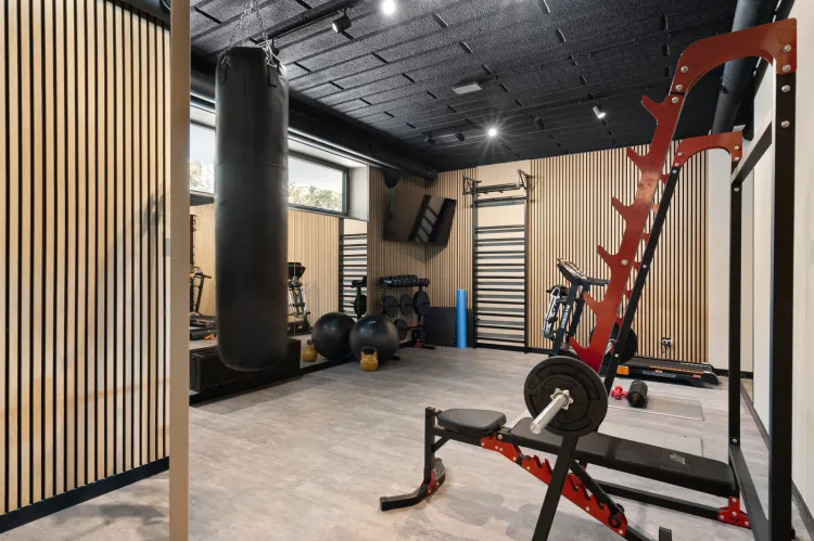 Wyposażona sala do treningu kardio, fitness i siłowego dostępna jest tylko dla mieszkańców apartamentowców. 