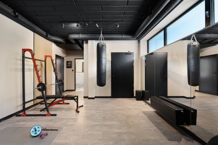 Wyposażona sala do treningu kardio, fitness i siłowego dostępna jest tylko dla mieszkańców apartamentowców. 