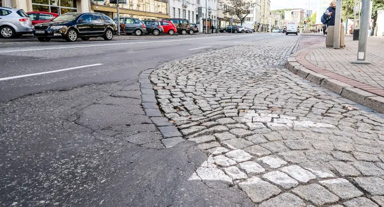 Zabytkowy bruk na ul. 10 Lutego regularnie jest krytykowany przez kierowców.