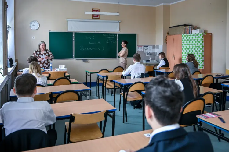 Temat braku obowiązku wykonywania prac domowych budzi duże kontrowersje.