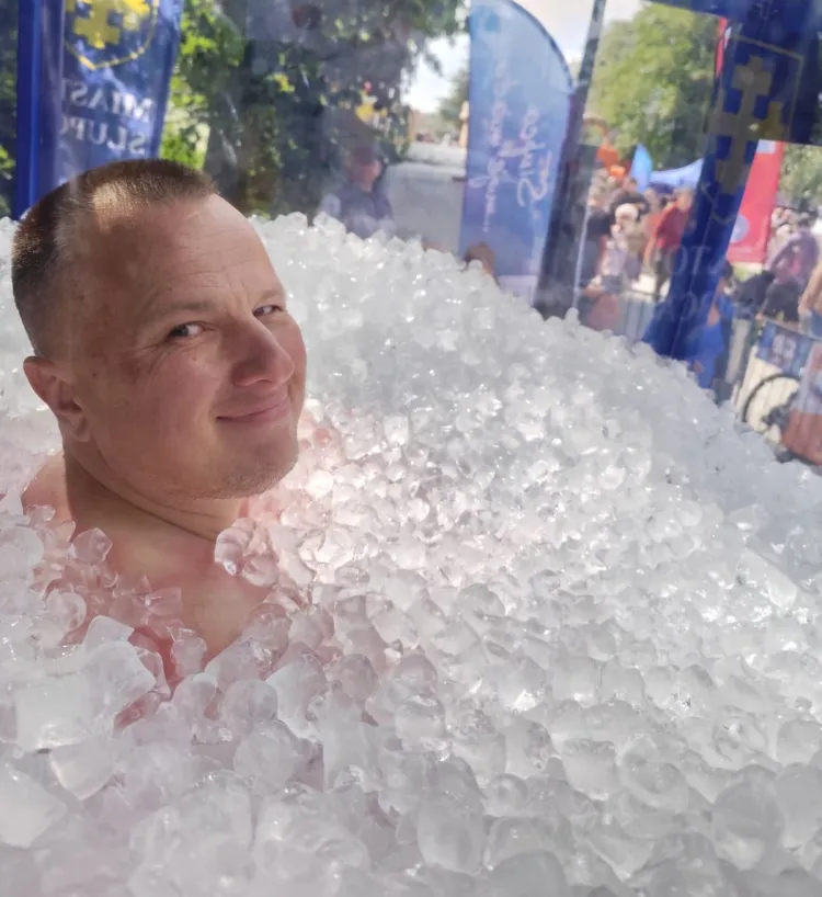 Wojciech Pruński w lodzie spędził 5 godzin i 8 minut. To nowy rekord Guinnessa w tej specjalności.