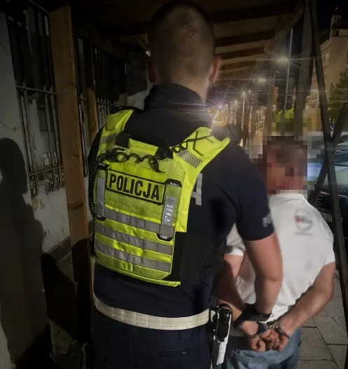 Napił się alkoholu, wsiadł za kółko, choć ciąży na nim zakaz prowadzenia aut, a potem uciekał przed policją.